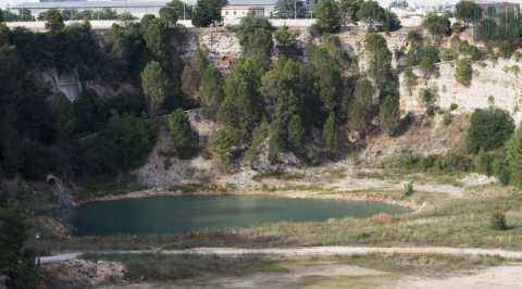 Sconosciuto e nascosto in una cava: a due passi da Bari c' un vero piccolo lago